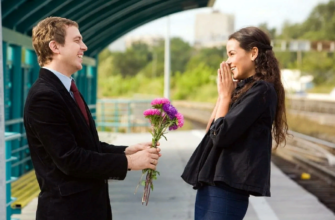 Парень встречает девушку на перроне с букетом цветов