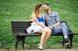 Мужчина с девушкой сидят на лавочке