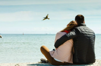 парень с девушкой в обнимку на берегу моря