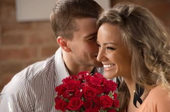 Молодая пара с букетом роз