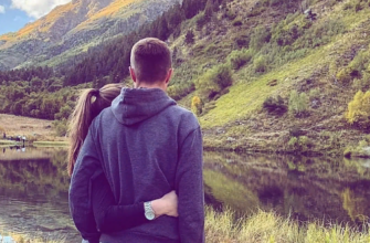 парень с девушкой в горах